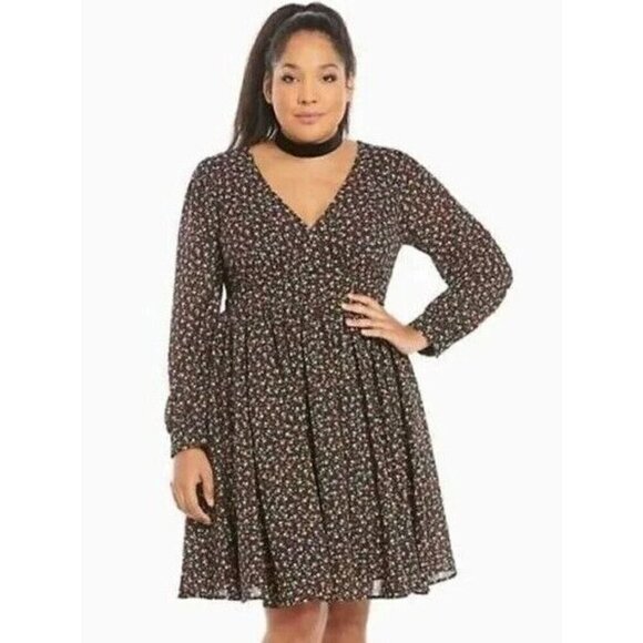 torrid Dresses & Skirts - Torrid Dress Womens 20 Floral Babydoll V-Neck Skater Black Floral Empire Lined
